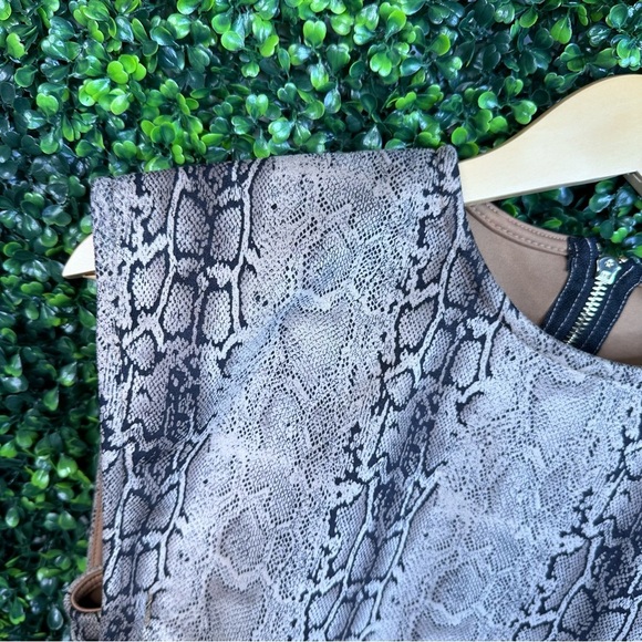 Snake print shoulder pad bodysuit nwt - Picture 2 of 6